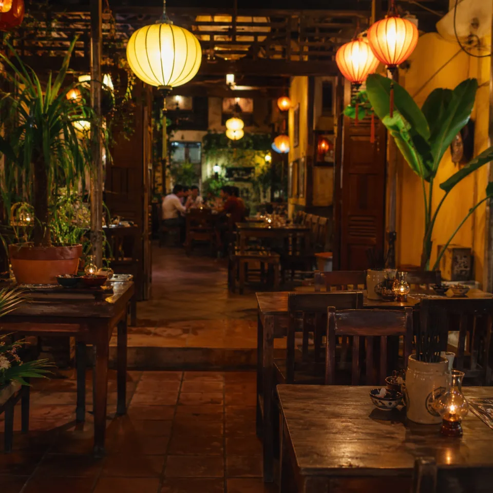 Bàn ăn tại Xóm Đường Tàu